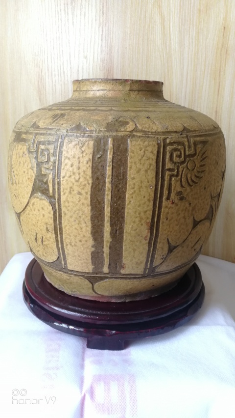 古玩陶瓷清同治黃釉刻花大罐拍賣,當前價格1580元
