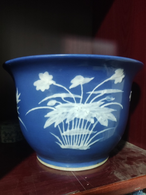 古玩陶瓷清中期藍釉堆白花卉紋花盆拍賣,當(dāng)前價格2688元