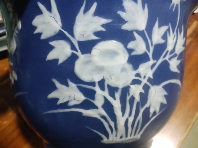 古玩陶瓷清中期藍釉堆白花卉紋花盆拍賣,當(dāng)前價格2688元