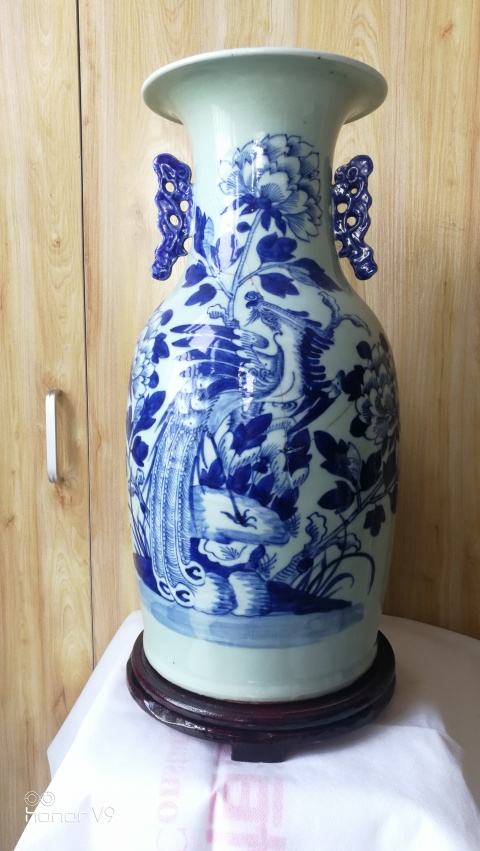 古玩陶瓷清代豆青釉青花鳳穿牡丹雙耳賞瓶拍賣,當前價格1280元