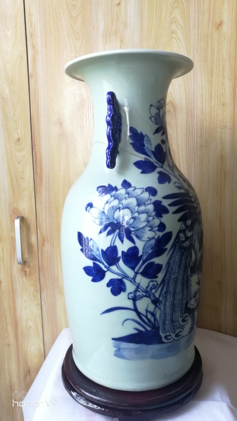 古玩陶瓷清代豆青釉青花鳳穿牡丹雙耳賞瓶拍賣,當前價格1280元