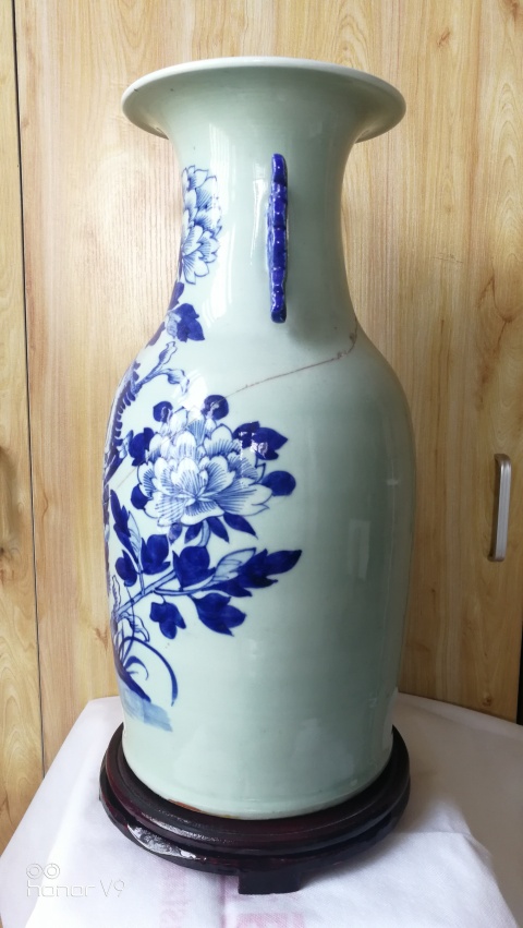 古玩陶瓷清代豆青釉青花鳳穿牡丹雙耳賞瓶拍賣,當前價格1280元