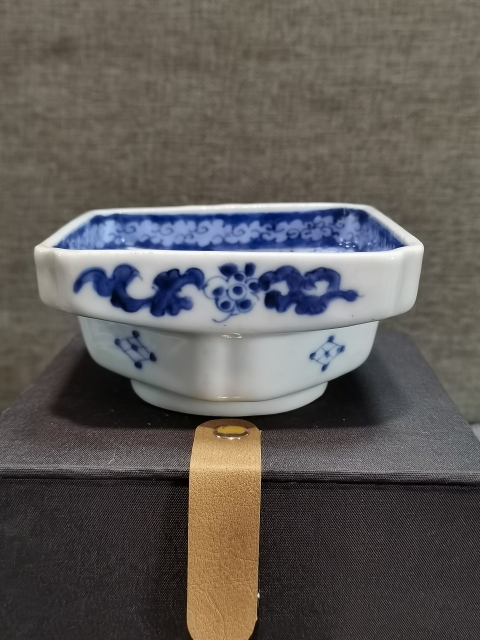 古玩陶瓷【少有四方深腹洗】民國青花花卉四方深腹洗拍賣，當(dāng)前價(jià)格880元