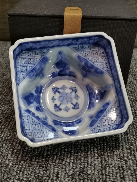 古玩陶瓷【少有四方深腹洗】民國青花花卉四方深腹洗拍賣，當(dāng)前價(jià)格880元