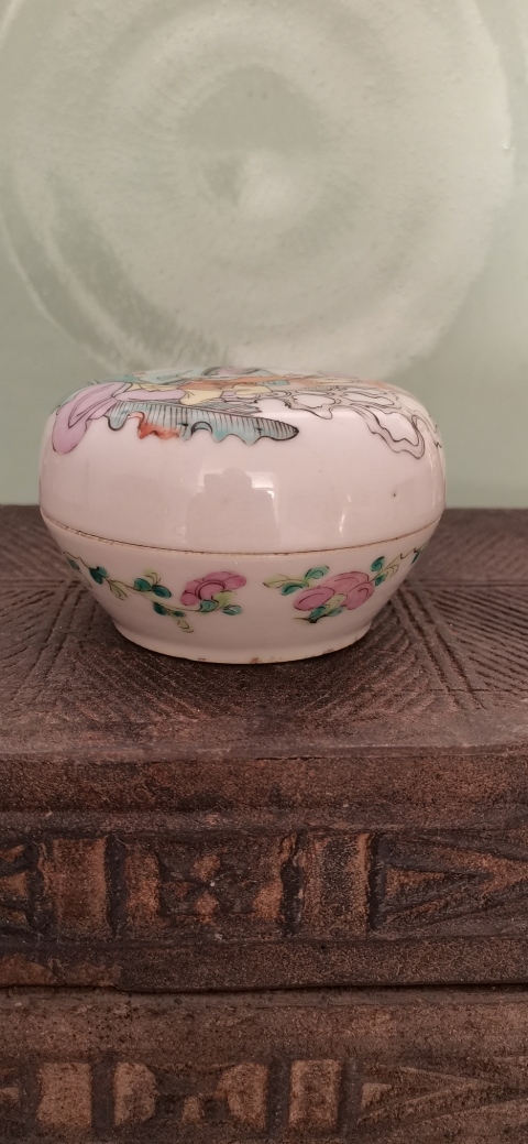 古玩陶瓷仕女紋粉彩蓋盒拍賣，當前價格1200元