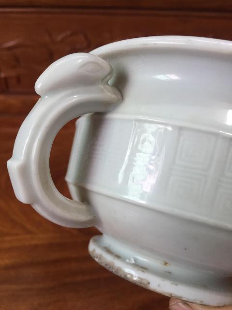 古玩陶瓷白釉夔龍雙耳香爐拍賣,當(dāng)前價(jià)格0元