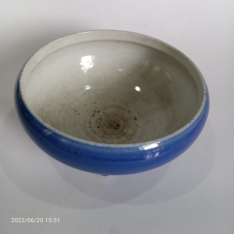 古玩陶瓷晚清民國藍釉三足香爐拍賣,當(dāng)前價格1元