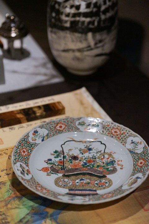 古玩陶瓷SJ-061】清康熙  五彩提籃花大花口盤拍賣，當前價格15000元