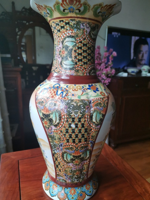 古玩陶瓷六十至八十年代人物紋彩繪花口瓶拍賣，當前價格460元