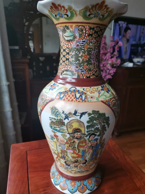 古玩陶瓷六十至八十年代人物紋彩繪花口瓶拍賣，當前價格460元
