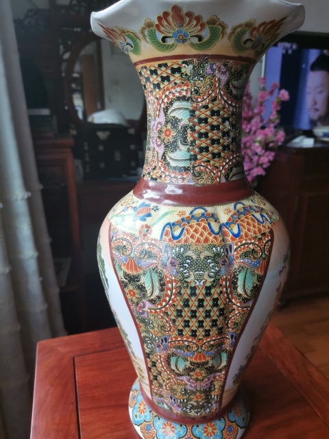 古玩陶瓷六十至八十年代人物紋彩繪花口瓶拍賣，當前價格460元