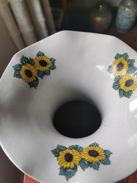 古玩陶瓷六十至八十年代人物紋彩繪花口瓶拍賣，當前價格460元