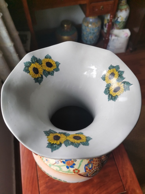 古玩陶瓷六十至八十年代人物紋彩繪花口瓶拍賣，當前價格460元