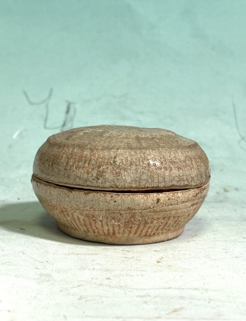 古玩陶瓷宋代影清印花花卉紋蓋盒拍賣，當前價格199元