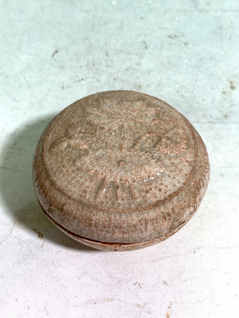 古玩陶瓷宋代影清印花花卉紋蓋盒拍賣，當前價格199元