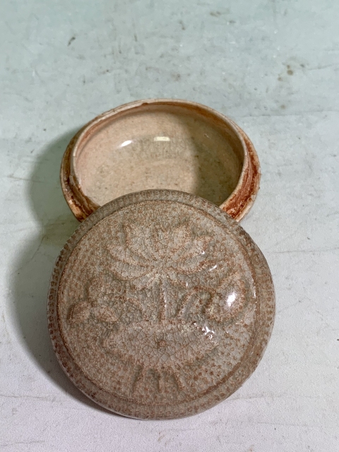 古玩陶瓷宋代影清印花花卉紋蓋盒拍賣，當前價格199元