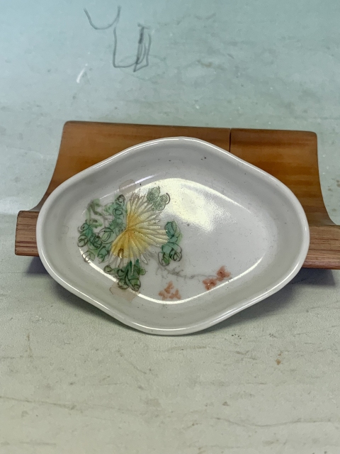 古玩陶瓷民國花卉紋粉彩海棠型匙碟兩個拍賣，當前價格99元