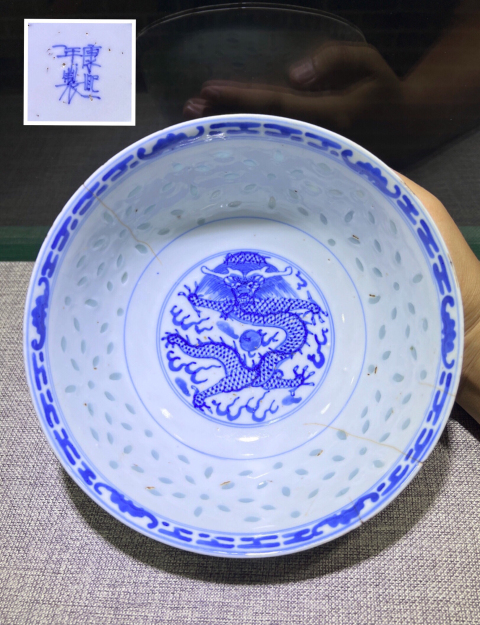 大清康熙年製 青花龍釉里紅雲葵口皿 五爪龍 中村作次郎舊藏打破五爪慣例的清乾隆青花海水礬紅彩龍紋大盤亮眼
