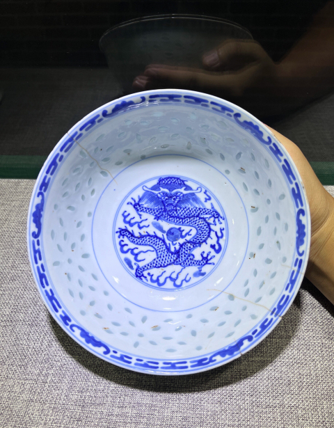 域鉴古玩】晚清康熙年制款正面五爪龙纹青花玲珑瓷大碗拍卖价格