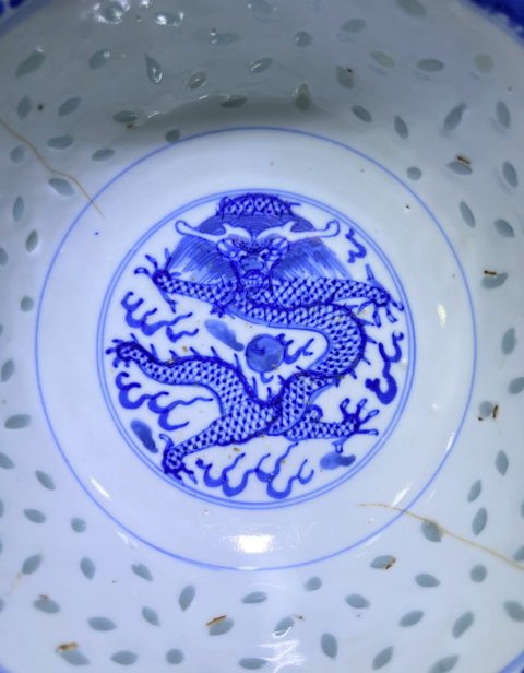 域鉴古玩】晚清康熙年制款正面五爪龙纹青花玲珑瓷大碗拍卖价格