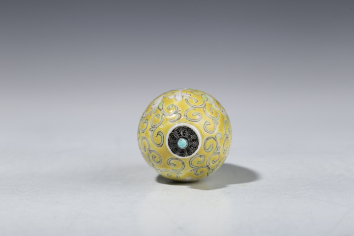 古玩陶瓷民國·黃地粉彩纏枝花卉紋鼻煙壺拍賣，當前價格15000元