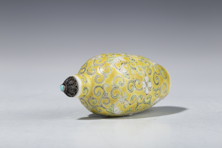 古玩陶瓷民國·黃地粉彩纏枝花卉紋鼻煙壺拍賣，當前價格15000元