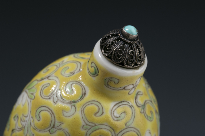 古玩陶瓷民國·黃地粉彩纏枝花卉紋鼻煙壺拍賣，當前價格15000元