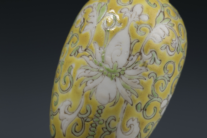 古玩陶瓷民國·黃地粉彩纏枝花卉紋鼻煙壺拍賣，當前價格15000元