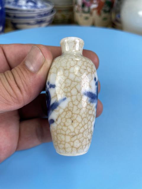 古玩陶瓷清晚期 精品哥釉地青花人物紋鼻煙壺拍賣(mài)，當(dāng)前價(jià)格1780元