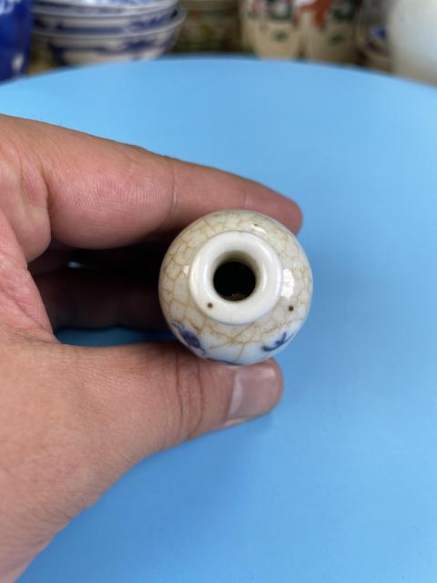 古玩陶瓷清晚期 精品哥釉地青花人物紋鼻煙壺拍賣(mài)，當(dāng)前價(jià)格1780元