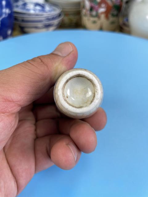 古玩陶瓷清晚期 精品哥釉地青花人物紋鼻煙壺拍賣(mài)，當(dāng)前價(jià)格1780元