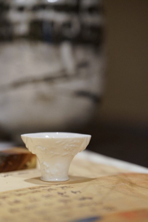 古玩陶瓷【SJ-53】清早期  德化窯堆塑鹿鶴同春鯉魚躍龍門杯拍賣，當(dāng)前價格6800元
