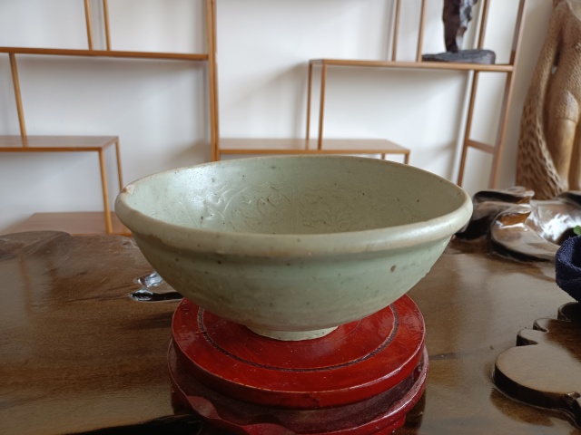 古玩陶瓷元代龍泉窯系青釉模印花卉紋碗拍賣，當(dāng)前價格1800元