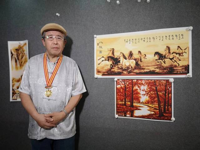古玩字畫剪紙和和紙扎非物質(zhì)文化第三代傳人黑龍江工藝美術(shù)大師付鴻雁剪紙影雕鴻運當(dāng)頭拍賣,當(dāng)前價格1800元