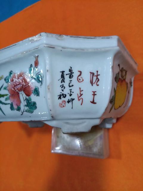 古玩陶瓷清代宣統(tǒng)人物花果紋八方彩繪水仙盆拍賣，當前價格3500元