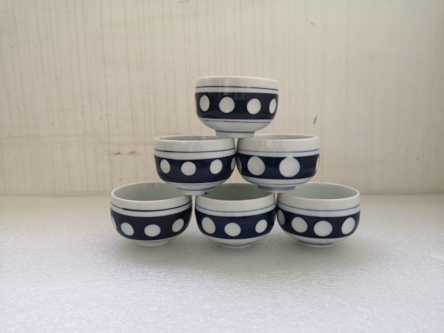 古玩陶瓷上世紀(jì)中期青花留白皮球花杯拍賣,當(dāng)前價(jià)格298元