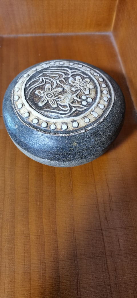 古玩陶瓷宋末元初吉州窯系印花花卉紋粉盒拍賣，當(dāng)前價(jià)格3200元