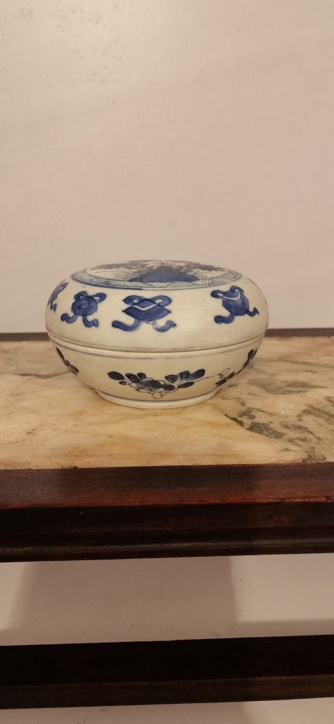 古玩陶瓷清代康熙海撈出水瓷花卉紋青花粉盒拍賣，當(dāng)前價(jià)格2300元