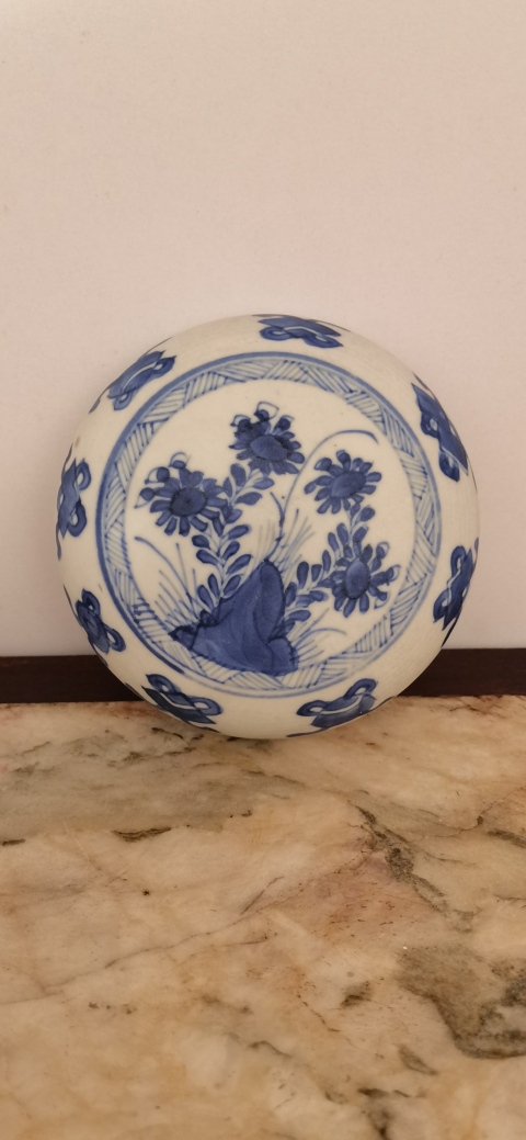 古玩陶瓷清代康熙海撈出水瓷花卉紋青花粉盒拍賣，當(dāng)前價(jià)格2300元