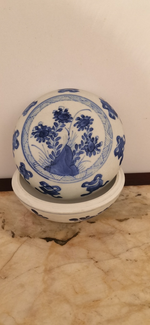 古玩陶瓷清代康熙海撈出水瓷花卉紋青花粉盒拍賣，當(dāng)前價(jià)格2300元
