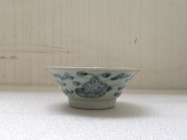 古玩陶瓷清代澀圈圈足的疊燒工藝花卉紋青花碗拍賣，當前價格550元