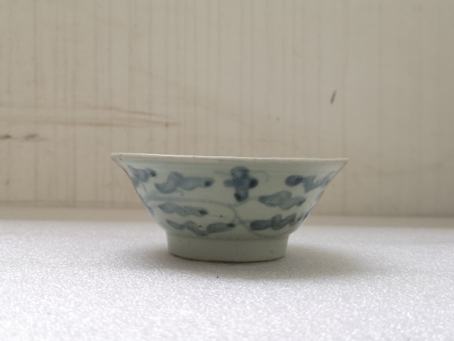 古玩陶瓷清代澀圈圈足的疊燒工藝花卉紋青花碗拍賣，當前價格550元