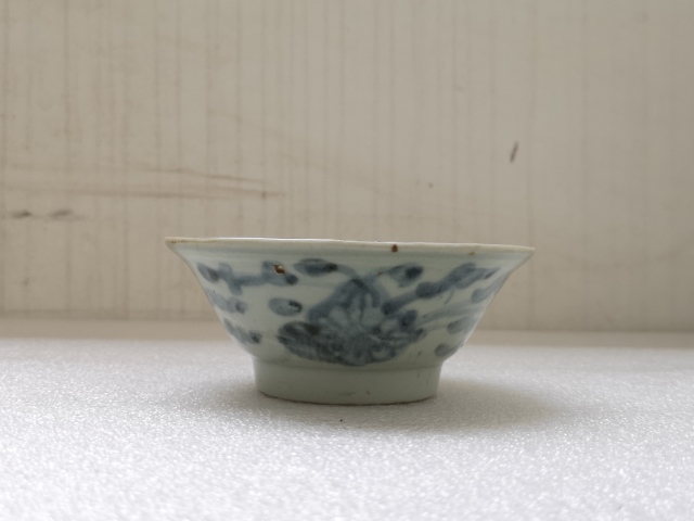 古玩陶瓷清代澀圈圈足的疊燒工藝花卉紋青花碗拍賣，當前價格550元