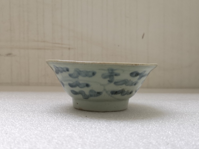 古玩陶瓷清代澀圈圈足的疊燒工藝花卉紋青花碗拍賣，當前價格550元