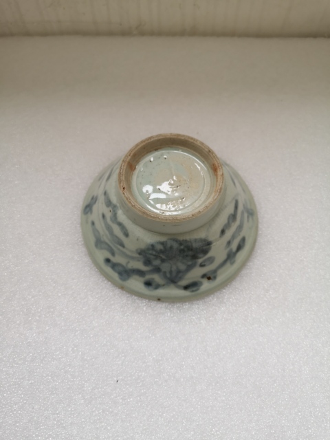 古玩陶瓷清代澀圈圈足的疊燒工藝花卉紋青花碗拍賣，當前價格550元