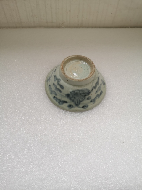 古玩陶瓷清代澀圈圈足的疊燒工藝花卉紋青花碗拍賣，當前價格550元
