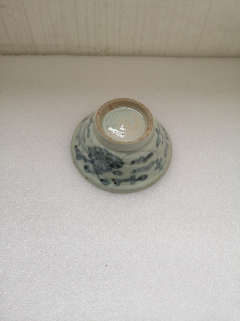 古玩陶瓷清代澀圈圈足的疊燒工藝花卉紋青花碗拍賣，當前價格550元