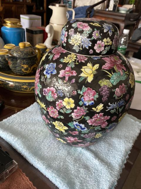 古玩陶瓷黑地百花不落地粉彩罐拍賣,當前價格1100元