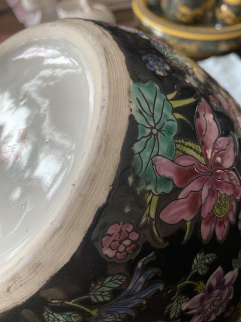 古玩陶瓷黑地百花不落地粉彩罐拍賣,當前價格1100元