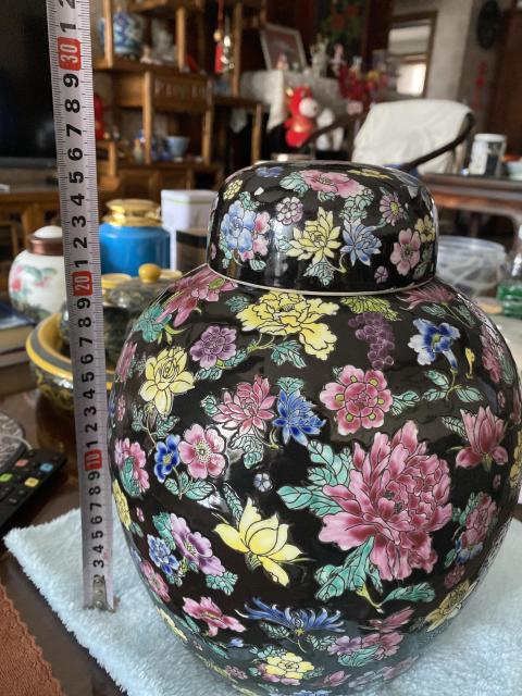 古玩陶瓷黑地百花不落地粉彩罐拍賣,當前價格1100元